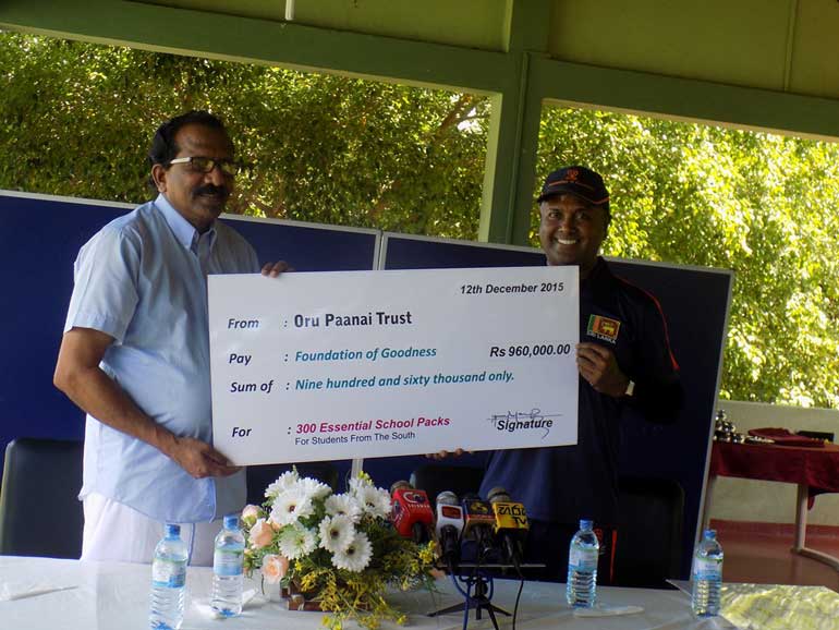 Minister-Gurukalarajah-presents-Kushil-Gunasekera-of-FoG-with-the-cheque-from-Oru-Paanai-Trust