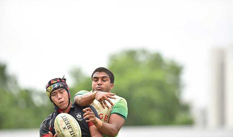 Sri-Lankan-player-Isuru-Rangala-trying-to-grab-the-ball-in--a-line-out-against-Hong-Kong-(1)