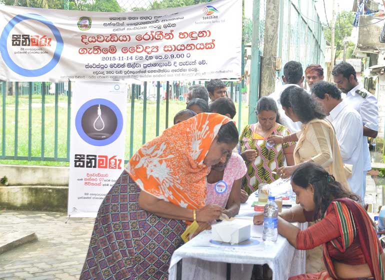 Stacepura-residents-arriving-for-screening