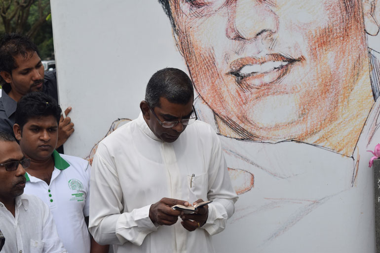 2-Pastor-Chriso-Hanley-leading-in-prayer-at-Lasantha's-graveside-yesterday