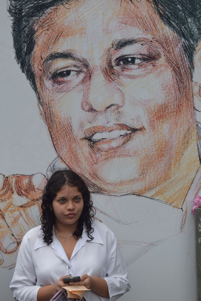 3-Lasantha's-niece-Raisa-Wickrematunge-reads-out-a-message-from-her-father-Lal
