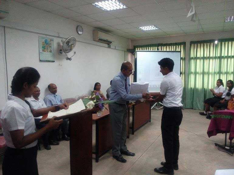 Marketing-Manager-Rhino-Roofing-Priyantha-Jayasinghe-handing-over-the-equipment-to-students