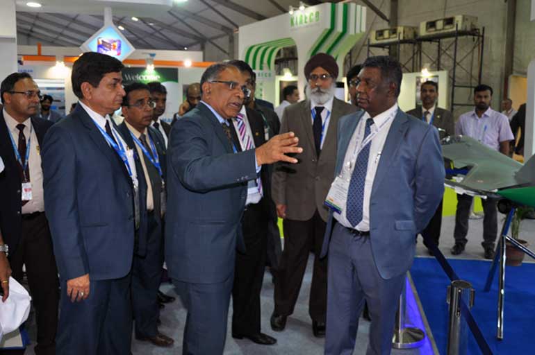 State_Minister_attends_Defexpo_India_2016_20160331_01p4