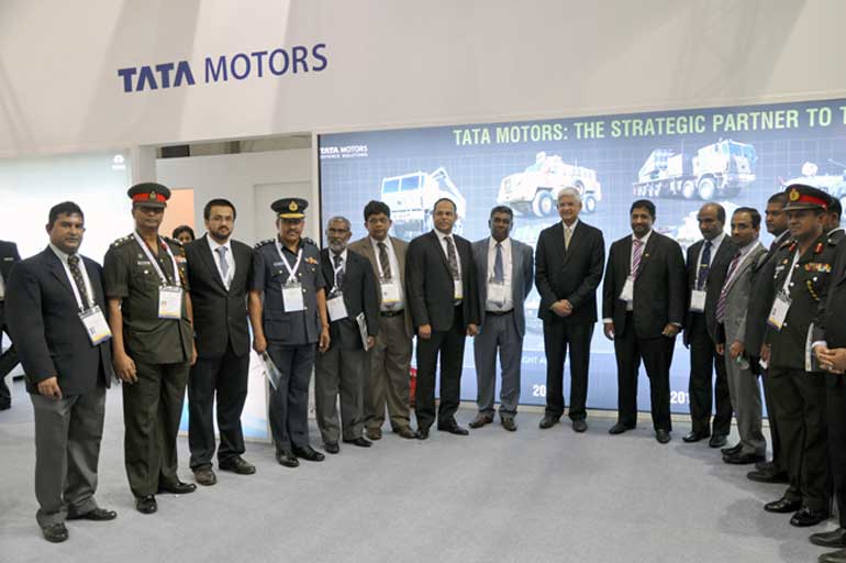 State_Minister_attends_Defexpo_India_2016_20160331_01p6