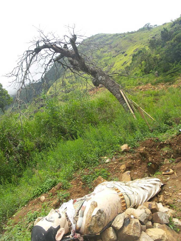 The-fallen-statue-of-Hindu-deity-Mahamuni-at-Meeriyabedda