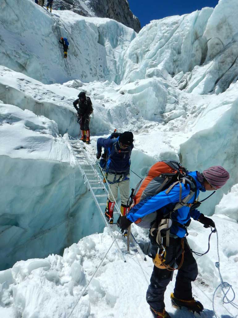 Johann-crossing-Khumbu-crevice