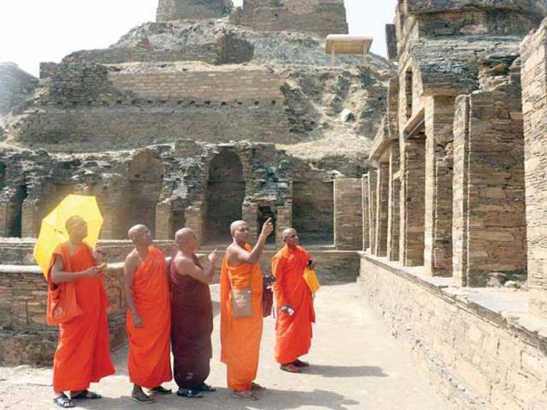 Sri-Lankan-monks-visiting-Takht-Bhai