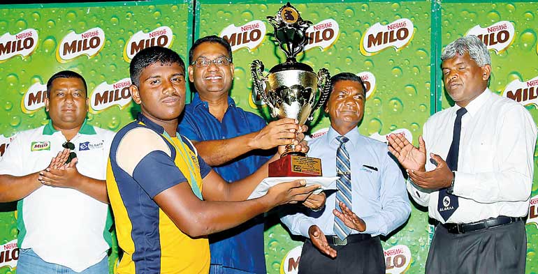 Petrite-skipper-Yohan-Fernando-recieving-the-trophy-from--Bandula-Egodage-Assistant-Vice-President-of-Nestle-Ltd