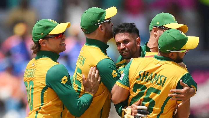 දකුණු අප්‍රිකානුවෝ අපරාජිතව ඉදිරියට