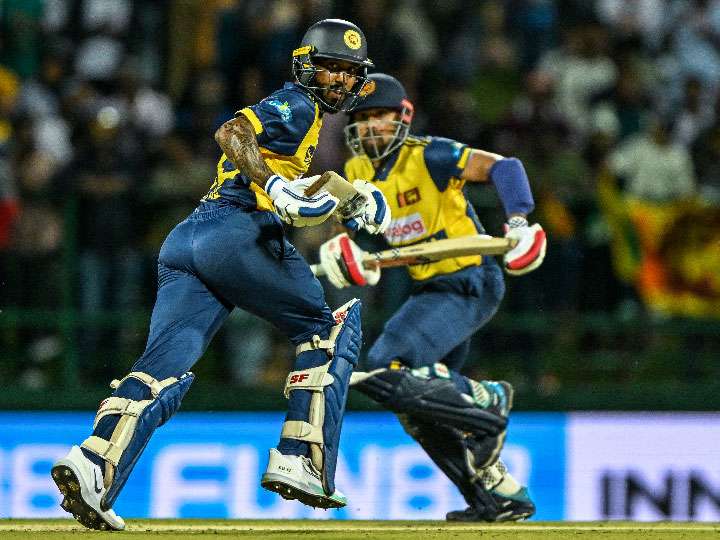 හැන්ද ඇත්තේත් ක්‍රීඩකයන් අතය