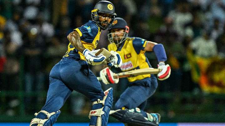 හැන්ද ඇත්තේත් ක්‍රීඩකයන් අතය