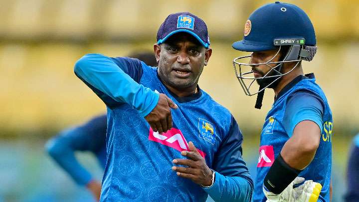 සනත් ජයසූරිය වෙනුවට වෙනත් පුහුණුකරුවකු සොයයි