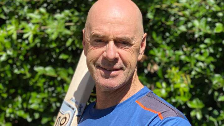 කාන්තා කණ්ඩායමේ ප්‍රධාන පුහුණුකරු සිඩන්ස්