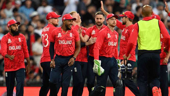 එංගලන්තය සුපිරි 8 දෙනාගේ වටයට