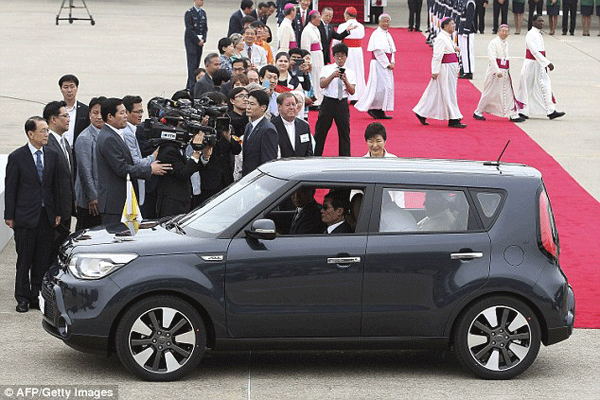 1408004649616_wps_12_Pope_Francis_gets_into_a_