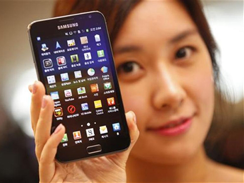 A model poses with a Galaxy Note of Samsung Electronics during a local launch event for Samsung's mobile devices at the company's headquarters in Seoul