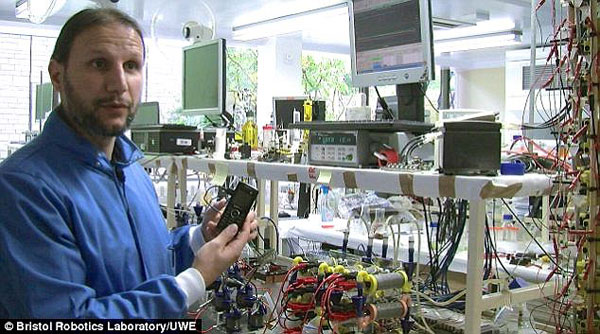 234641BE00000578-2839558-Dr_Ioannis_Ieropoulos_is_pictured_at_the_Bristol_Robotics_Labora-26_1416329471803