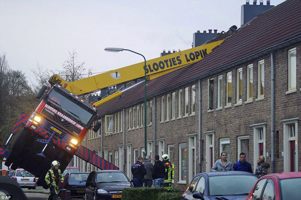 2405AAA700000578-2872701-Six_neighbouring_flats_had_to_be_evacuated_after_the_crane_toppl-a-4_1418487323942