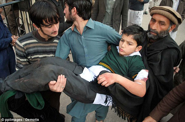 2417CC6C00000578-2875729-ome_of_the_bodies_that_have_arrived_at_a_hospital_in_Peshawar_ha-a-20_1418838308365
