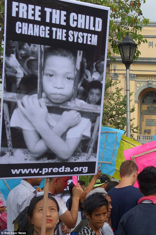24A2E8F200000578-2906730-PIX_for_Mail_Online_Exclusive_Street_Children_in_Manila_jailed_a-a-11_1421135531457
