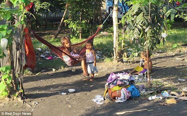 24A2F1D400000578-2906730-PIX_for_Mail_Online_Exclusive_Street_Children_in_Manila_jailed_a-a-12_1421135531472