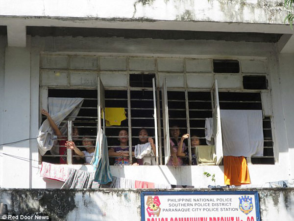 24A2F69000000578-2906730-PIX_for_Mail_Online_Exclusive_Street_Children_in_Manila_jailed_a-a-9_1421135531411