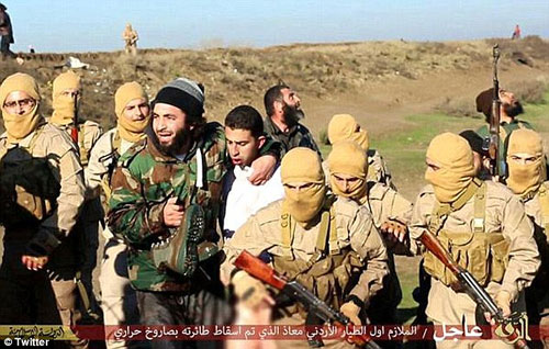 252F679A00000578-2936053-Jordanian_F_16_pilot_Muath_al_Kaseasbeh_centre_is_captured_by_th-a-10_1422868115399
