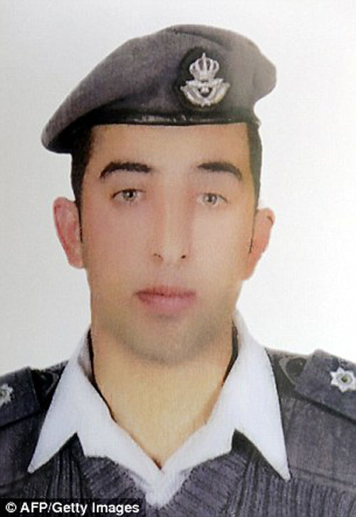2539BA8400000578-2938199-Hostage_The_fate_of_Jordanian_pilot_Mu_adh_al_Kasasibah_is_still-a-3_1422982573465