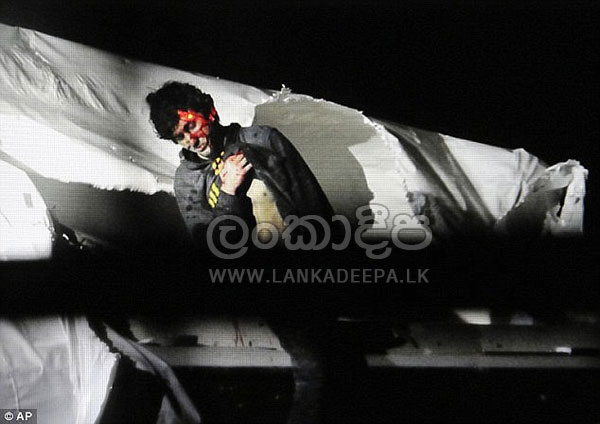 2744445E00000578-3030519-Suspect_Prosecutors_claim_Tsarnaev_seen_emerging_from_a_boat_dur-a-75_1428516082047