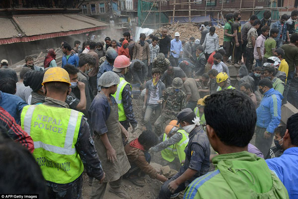 27FADDB700000578-3055045-People_clear_rubble_in_Kathmandu_s_Durbar_Square_a_UNESCO_World_-a-41_1429990526618
