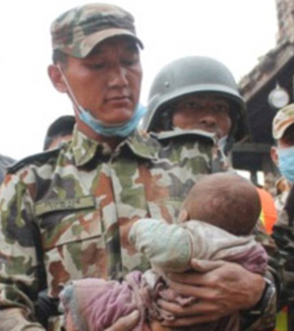 28253CAD00000578-3060361-Unharmed_An_operation_was_then_launched_to_pluck_the_baby_to_saf-m-72_1430337571821