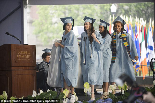 28DDD6FD00000578-3088144-Keeping_her_promise_Emma_Sulkowicz_carries_her_mattress_at_the_C-a-1_1432075006157