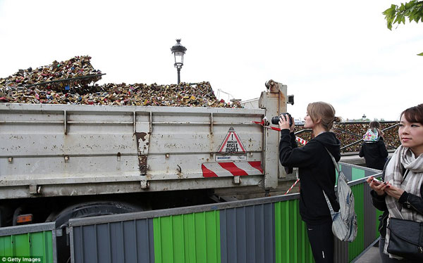2940AFBC00000578-3106110-Passersby_snap_the_truck_full_of_locks_as_more_than_700_000_are_-a-40_1433178018797