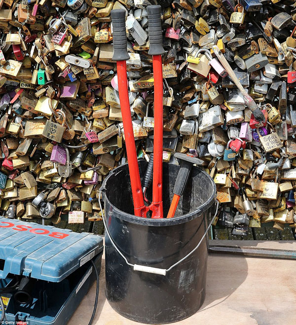 2940AFED00000578-3106110-Each_of_the_padlocks_were_added_by_a_couple_or_a_romantic_and_is-m-109_1433179960713