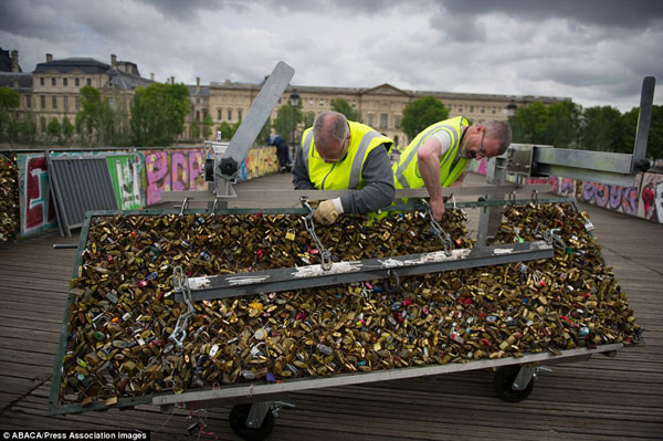 2940B28700000578-3106110-The_move_comes_over_fears_that_the_sheer_weight_of_the_padlocks_-a-45_1433178019418