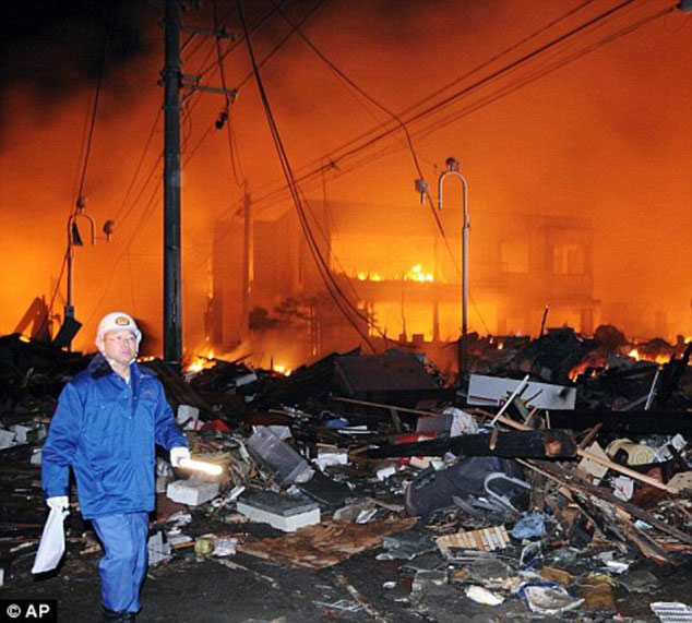 295473FF00000578-0-With_fires_and_destruction_all_around_him_a_man_picks_his_way_ca-a-18_1433348625889