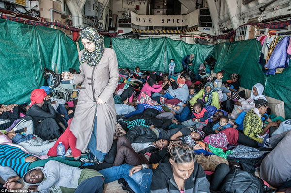 2959357C00000578-3111055-Around_25_refugee_boats_have_been_picked_up_by_ships_from_Italy_-a-12_1433431739849[1] - Copy