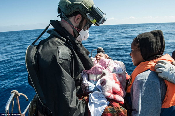 2959358400000578-3111055-Sorry_start_to_life_A_baby_is_brought_onto_the_Italian_naval_shi-a-4_1433431739807[1]