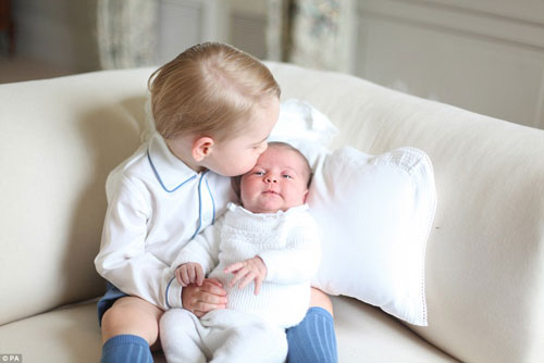 29679E3500000578-3113786-Brotherly_love_Prince_George_tenderly_places_a_kiss_on_the_head_-a-5_1433629316686