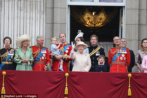 2996835B00000578-0-Queen_Elizabeth_waves_from_the_balcony_of_Buckingham_Palace_duri-a-46_1434236851576