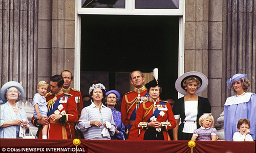 29968B8A00000578-0-How_times_change_The_royal_family_pictured_31_years_ago_as_Princ-a-48_1434236860252
