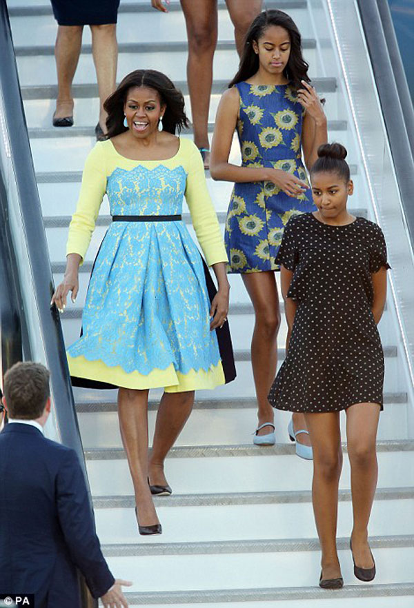 29A5F58700000578-3126114-Michelle_Obama_and_daughters_Malia_and_Sasha_are_in_London_where-a-4_1434460829569