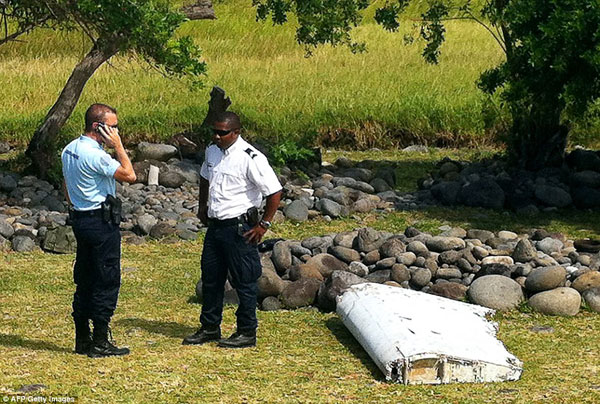2AF066A200000578-3178978-From_MH370_Officials_are_examining_debris_found_washed_up_on_Reu-a-23_1438191532883[1]