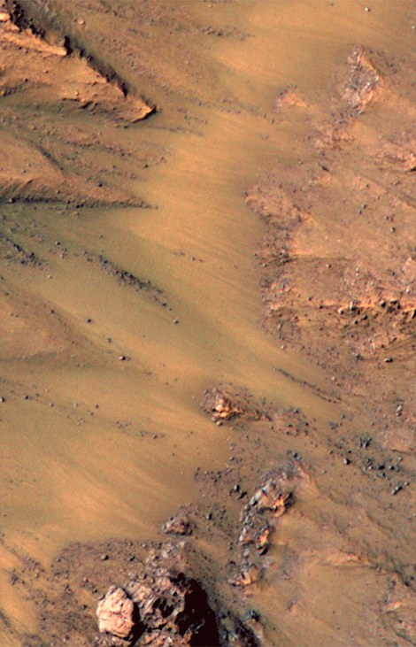 2CDE480600000578-3252071-The_marks_or_seasonal_flows_were_spotted_in_2011_in_Mars_Reconna-a-7_1443459845795