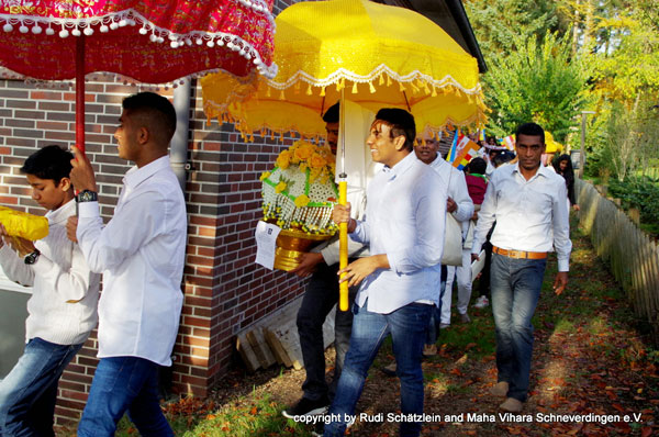 2E10F4B200000578-3303148-Other_officials_gathered_passports_belonging_to_the_224_victims_-a-23_1446631409925[1]