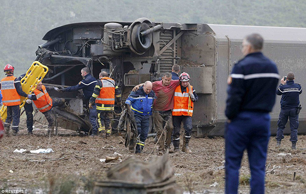 2E70B2DB00000578-3318523-Rescue_workers_carry_a_victim_from_the_wreckage_of_a_test_TGV_tr-a-63_1447517567935