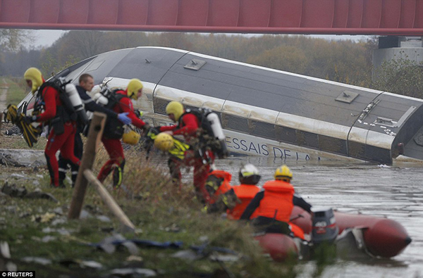 2E70BA1400000578-3318523-Rescue_workers_search_the_wreckage_of_a_test_TGV_train_that_was_-a-65_1447517567943