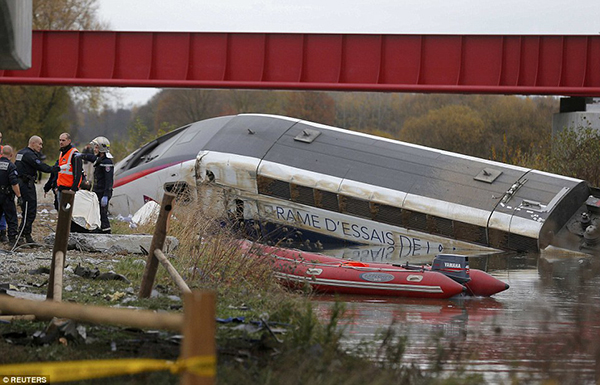 2E70C40E00000578-3318523-A_train_has_derailed_near_the_French_city_of_Strasbourg_killing_-a-70_1447517567962