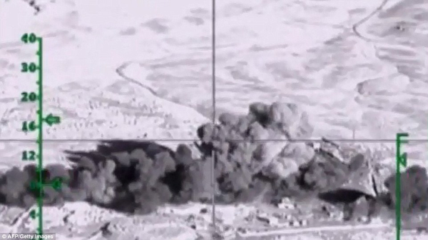 2EB9D85E00000578-3330232-The_airstrikes_including_this_one_on_an_ISIS_facility_in_Deir_Ez-a-12_1448294933792
