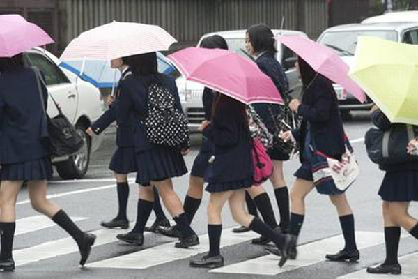Japanese-comedian-was-accused-of-stealing-a-school-uniform-for-girls